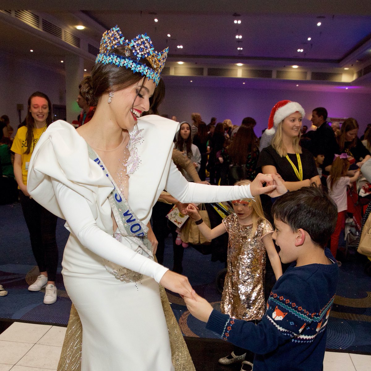 MissWorldLtd's tweet photo. Reigning #MissWorld, Vanessa Ponce de León and #MissWorld2016 Stephanie Del Valle had the honour of being guests at a very special #Christmas party for some extraordinary #children https://t.co/lLES6TQOGV @RaysofSunshine #BeautyWithAPurpose #London https://t.co/VoaUSXMWlS