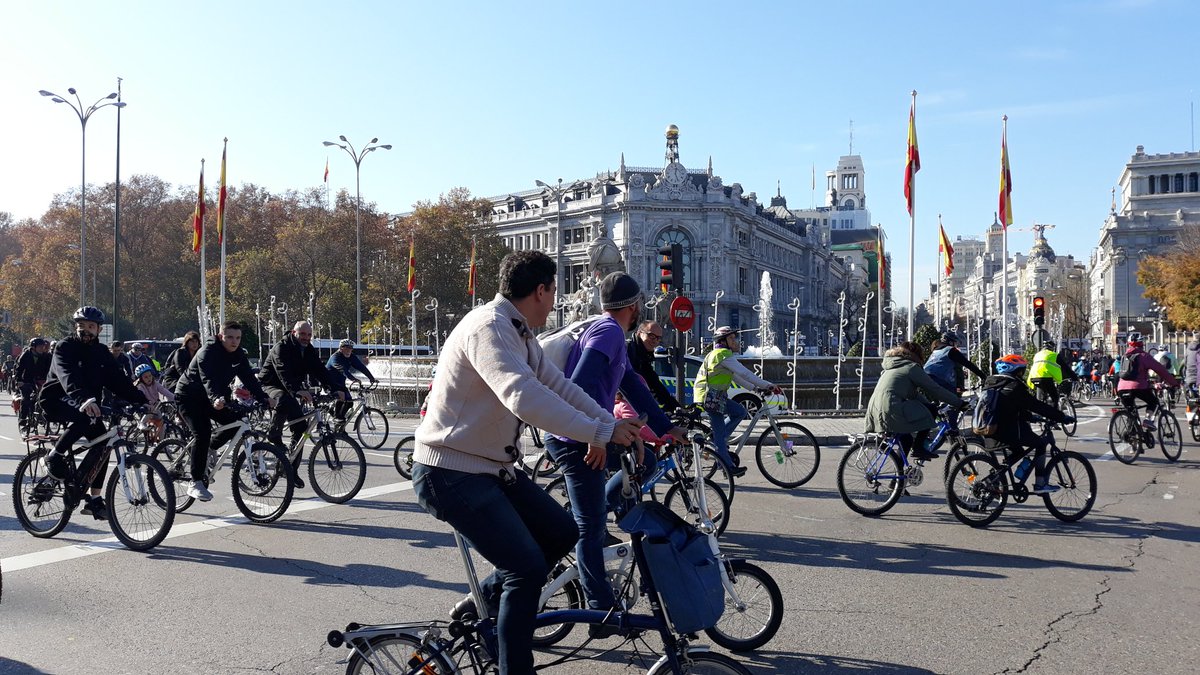 biciesvida's tweet photo. La Cibeles en su carro tirado por leones rodeada de bicicletas. 
La imagen no le hace justicia al momento en vivo. Precioso! https://t.co/gn4yTuWEce