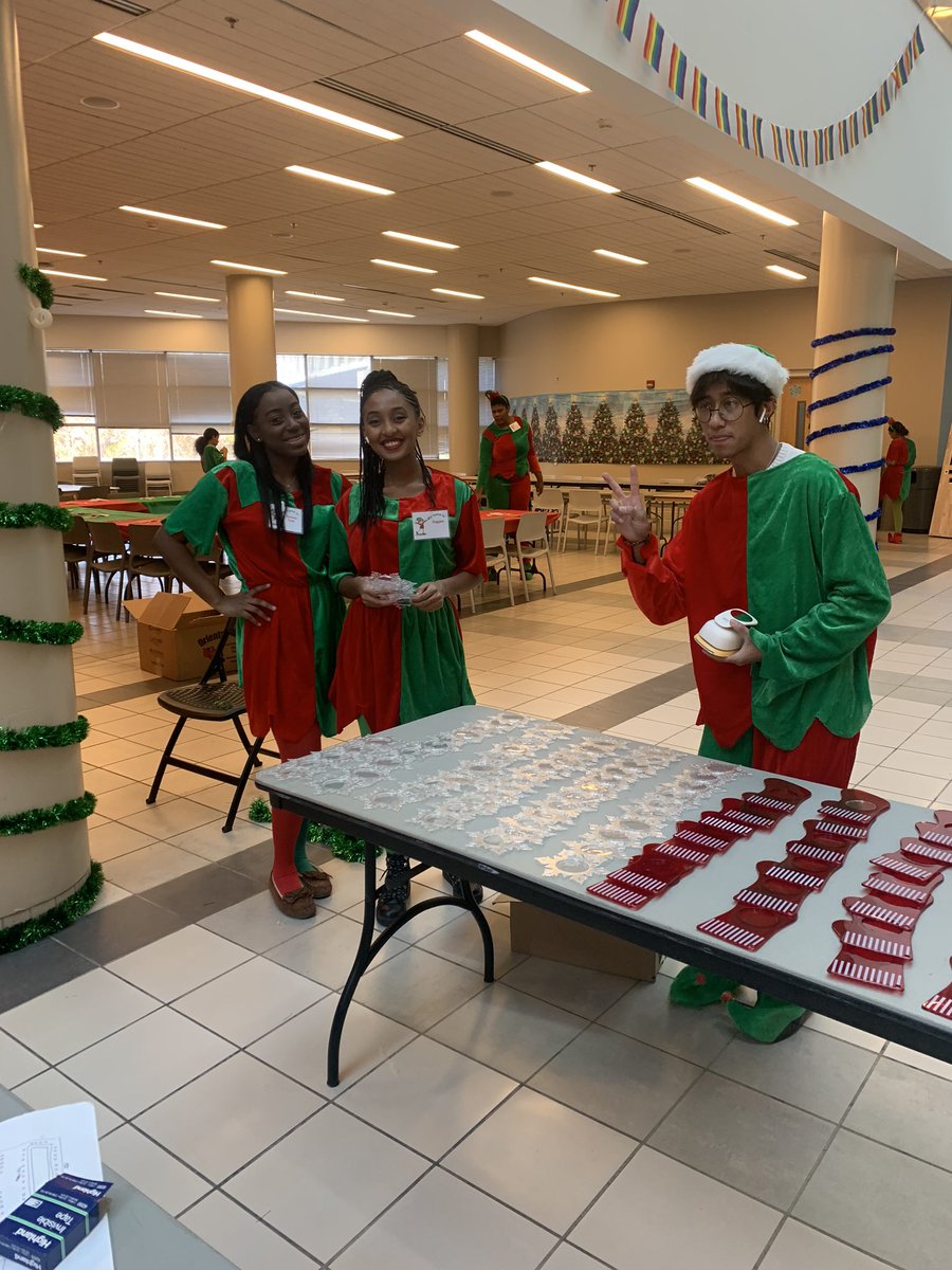 Studentlifetpss's tweet image. Breakfast with Santa starts today!  Our elves have been working hard since 7am today on a Saturday. #devotedstudents #commitment #nontraditionalprogramming #bws #santa #sab @stusenatetpss