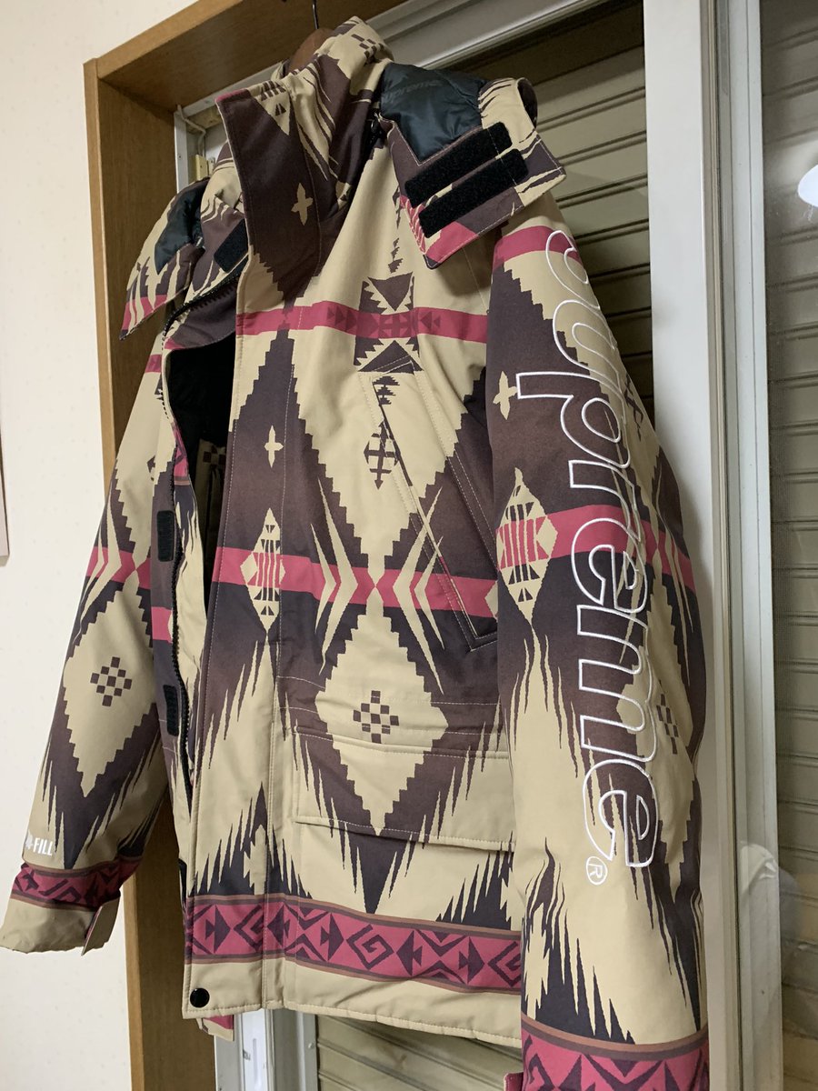 cooka_xoxo's tweet photo. シュプリームのダウン買いました
たまたま入ってた 古着屋さんさんで
破格の値段で 未使用品が販売してました😊 お店の方に話を聞くと
シュプの破壊力が弱まってきているらしく 在庫をはきたい為 値下がりが発生してるそうです 服は着てあげるのが一番と思います😊 https://t.co/F19QTLreyf