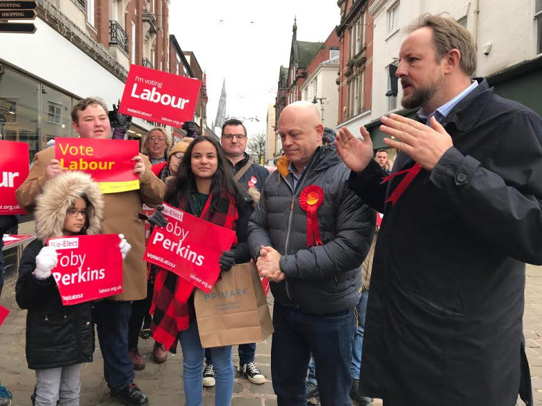 LynneHaywood's tweet photo. #Chesterfield same day as #bbcaq Anita @BBCPolitics there was a visit from #RossKemp to support #Labour #TobyPerkins @tobyperkinsmp
#LabourSupporters were harassed and intimidated by #BrexitParty
Frightening and shameful
#GeneralElection2019๐น #bbcDEBATE https://t.co/rkJmwGWeQL
