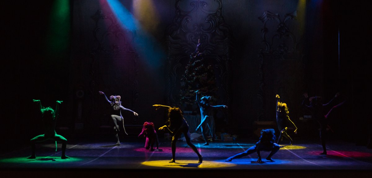 Oggi alle 18, al Teatro Nazionale, gli allievi della nostra #ScuoladiDanza con 'Lo schiaccianoci' di Čajkovskij.
#operaroma

ph. Yasuko Kageyama / TOR