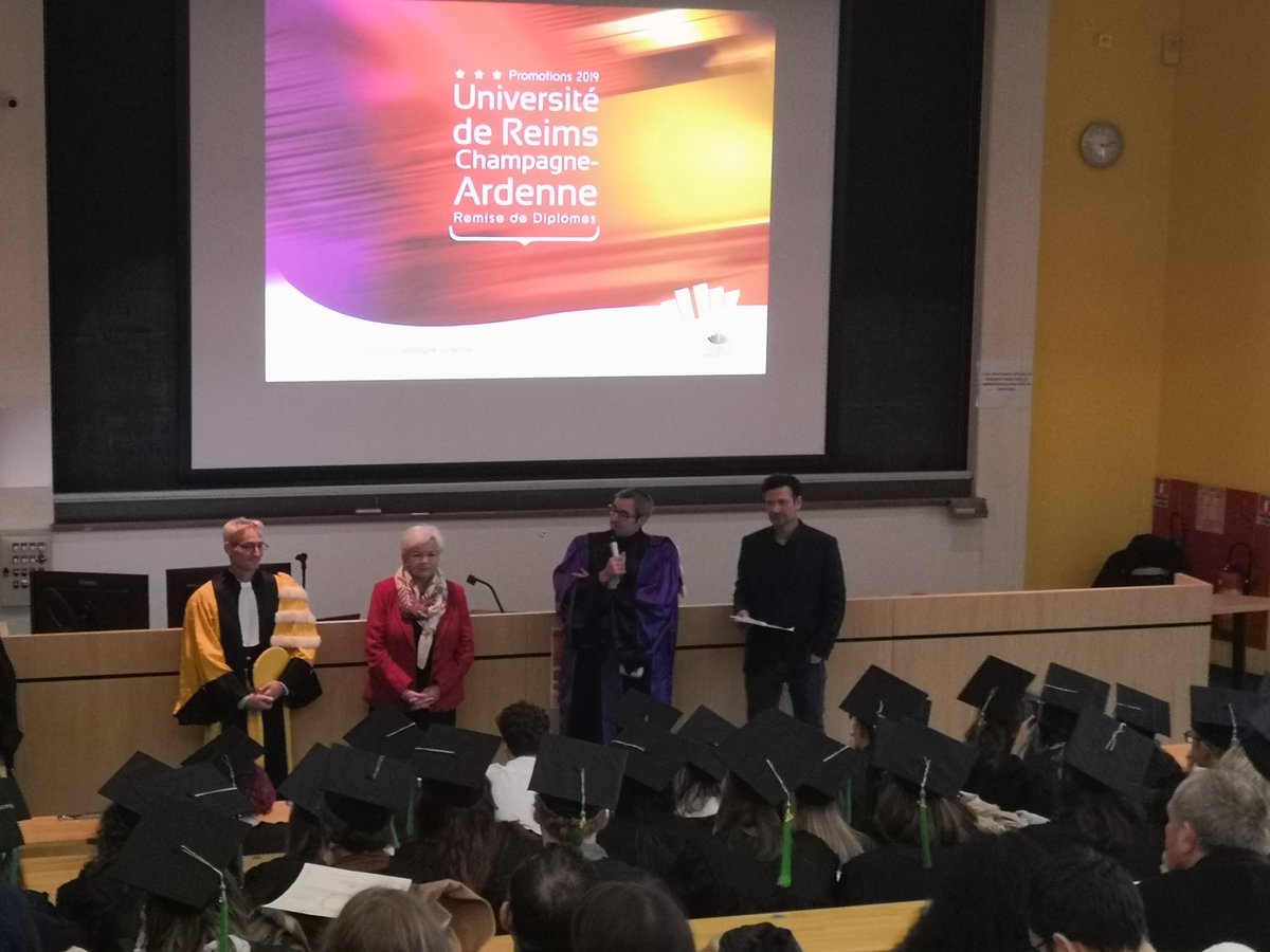 universitereims's tweet photo. @GuillaumeGelle et @CaVautrin félicitent les diplômés, qui sont maintenant les ambassadeurs de l'@universitereims et de la @VilledeReims https://t.co/CLyjKhREig