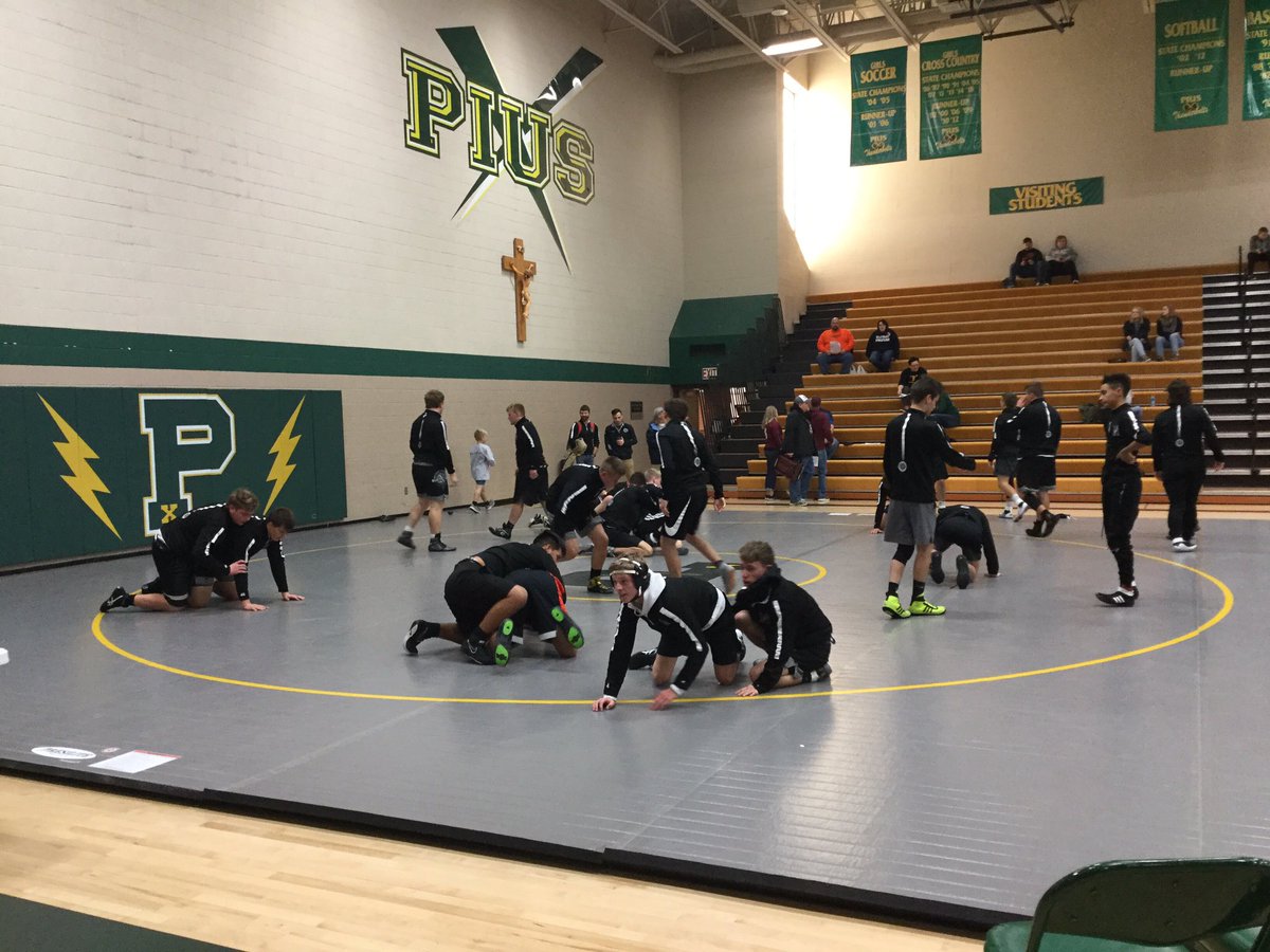 LNEWrestling's tweet photo. Warming up for our first dual of the season! ππͺπ€ΌββοΈ #rocketstrong #lneyouknow #gorockets https://t.co/nOmpRd19QS