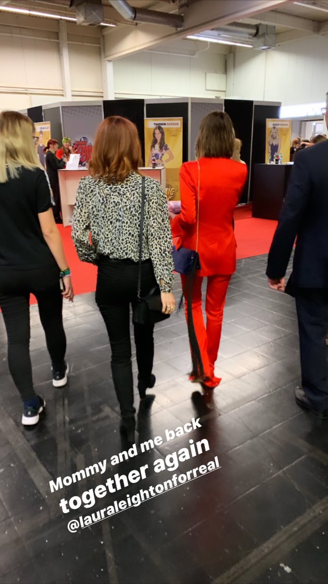 PLL_random's tweet image. #RosewoodReunion #PLLCon 

Las Marin reunidas de nuevo😍

Ashley Benson &amp;amp; Laura Leighton se reencuentran en la @ReunionRosewood #PLL