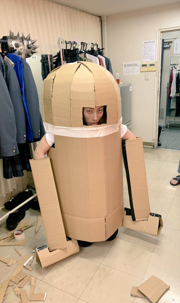 kazuyanaraki's tweet photo. 今日もマチソワ！
ありがとうございました！！

お馴染みの「放課後の図工室」出動！！
のんちゃん、穂先も巻き込んで、とある映画のアレを思わせるようなやつ。
これ着ての動きはさすがに過去イチ疲れた笑

さぁ明日はいよいよ大千穐落だ～！！！

#放課後の厨房男子 #放課後の図工室 #霜川邦夫 https://t.co/fqnJ097QNE