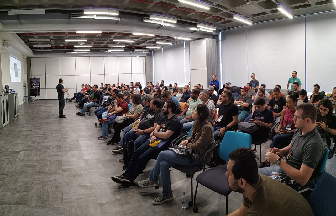 andreruschel's tweet photo. @dbordini levando a galera a loucura com as API da Mulesoft #interopday #mulesoft https://t.co/RAY7ASbiJH