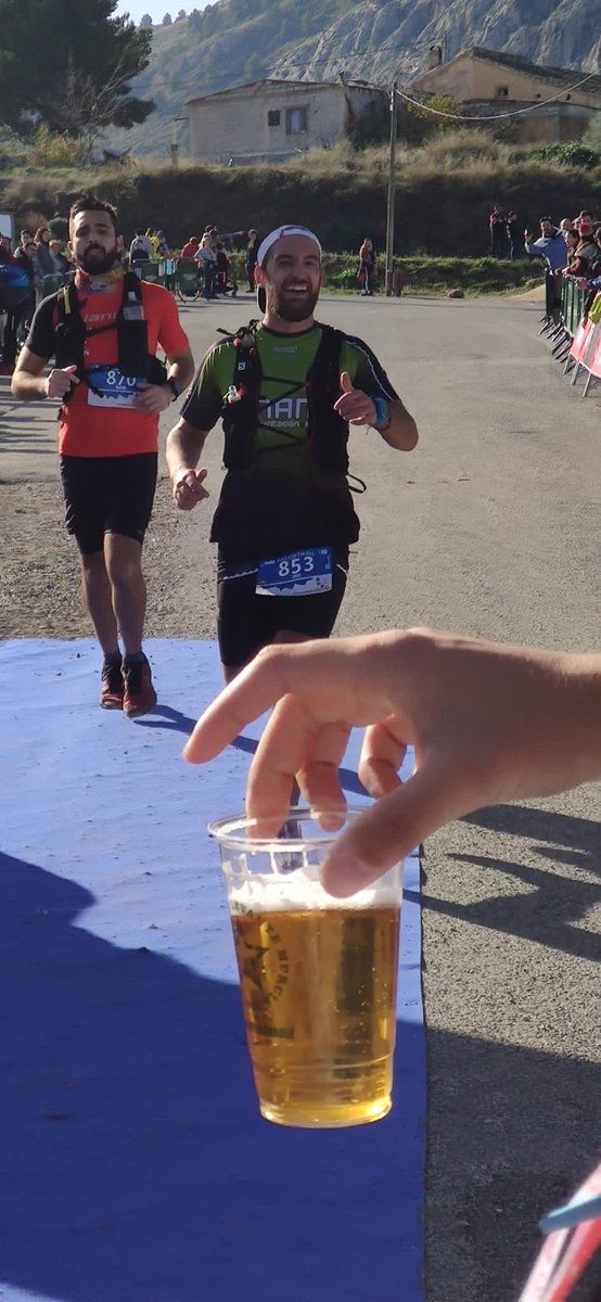 AdriEvent's tweet image. Cuando tus amigos te están esperando en meta con una caña de cerveza ! 

@falcotrail 

#eventos #carreras #trail #trailrunning