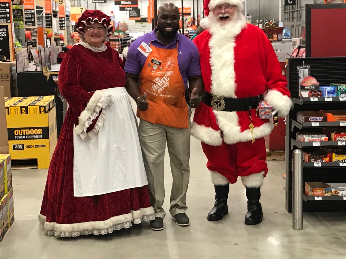 Todays breaking news at 6311,  Santa and Misses Claus came to visit us early this year for being Good not lucky 🙂.  #rolesandroutines #perfectbay ⁦@perfectbay⁩ #kidsworkshop #emotionalconnection ⁦@sgaskinshd⁩