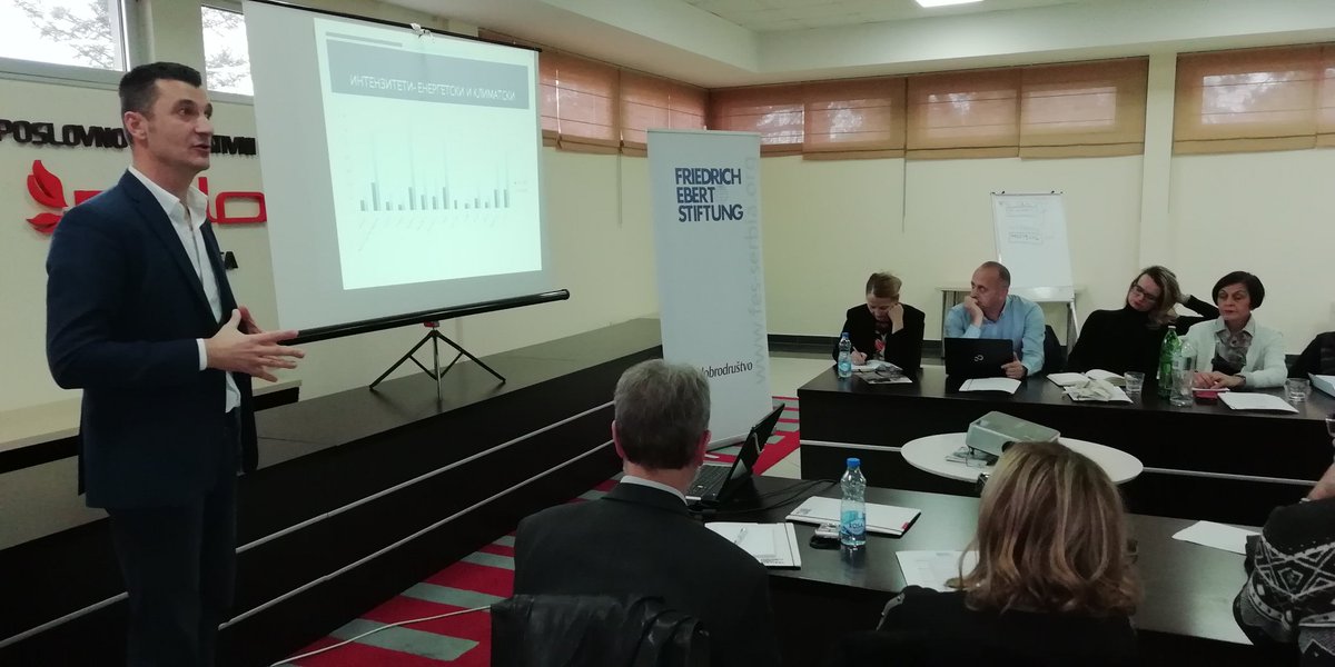 DobraEnergija's tweet photo. U čijem opisu posla je neizbežna #EnergetskaTranzicija?
Hoćemo li da učestvujemo, da njom upravljamo ili će nam se dogoditi?

@Spock2energy iz @RESbgd danas sa učesnicima seminara o izazovima energetske tranzicije u Srbiji. 

Hvala @FESBgd i @RERI_org na sjajnom seminaru! https://t.co/0wTSGhFVRd