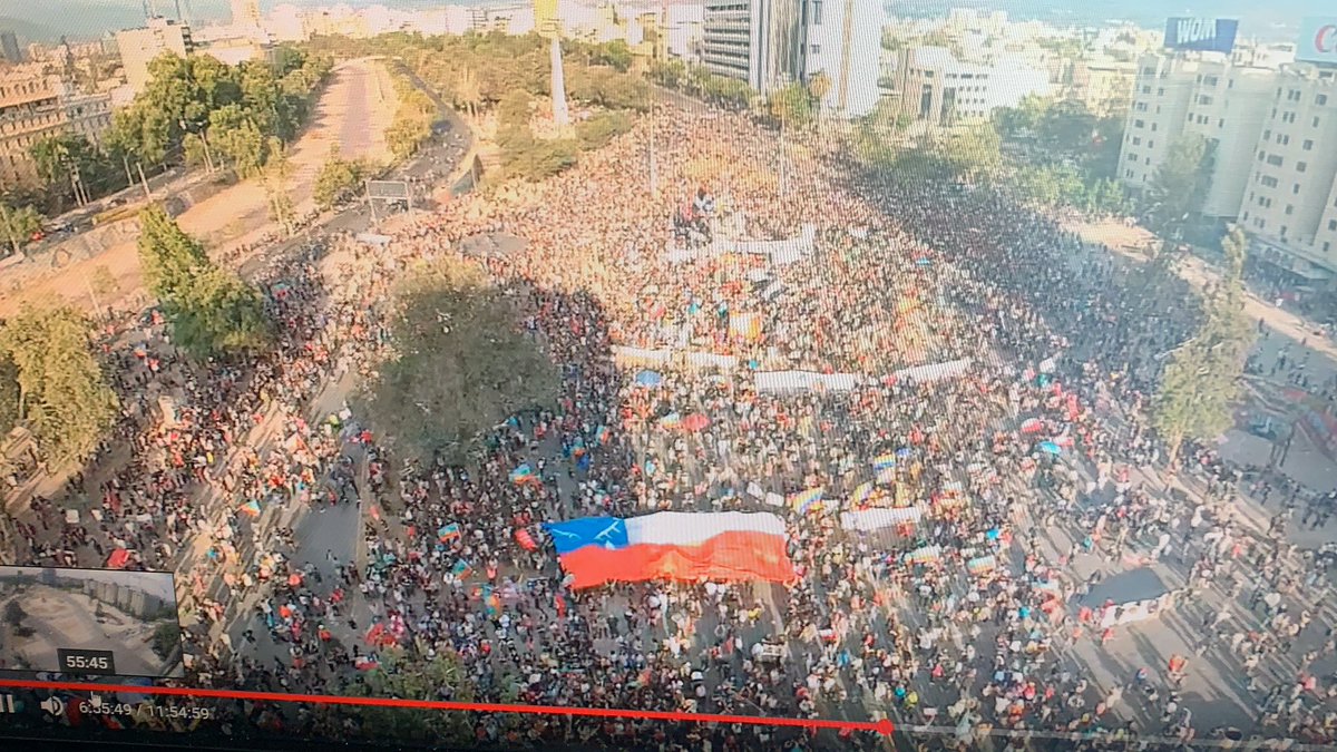 danieljadue's tweet photo. Ayer estuve en Plaza de la Dignidad, habían más de cien mil personas, fácil. Abajo La foto. Hoy leo @latercera y dicen que hubo cinco mil. Siguen mintiendo y siguen creyendo que la ciudadanía puede ser engañada a través de los medios oficiales. Mal ahí la prensa #bastadementiras https://t.co/9Nh6to1JNP