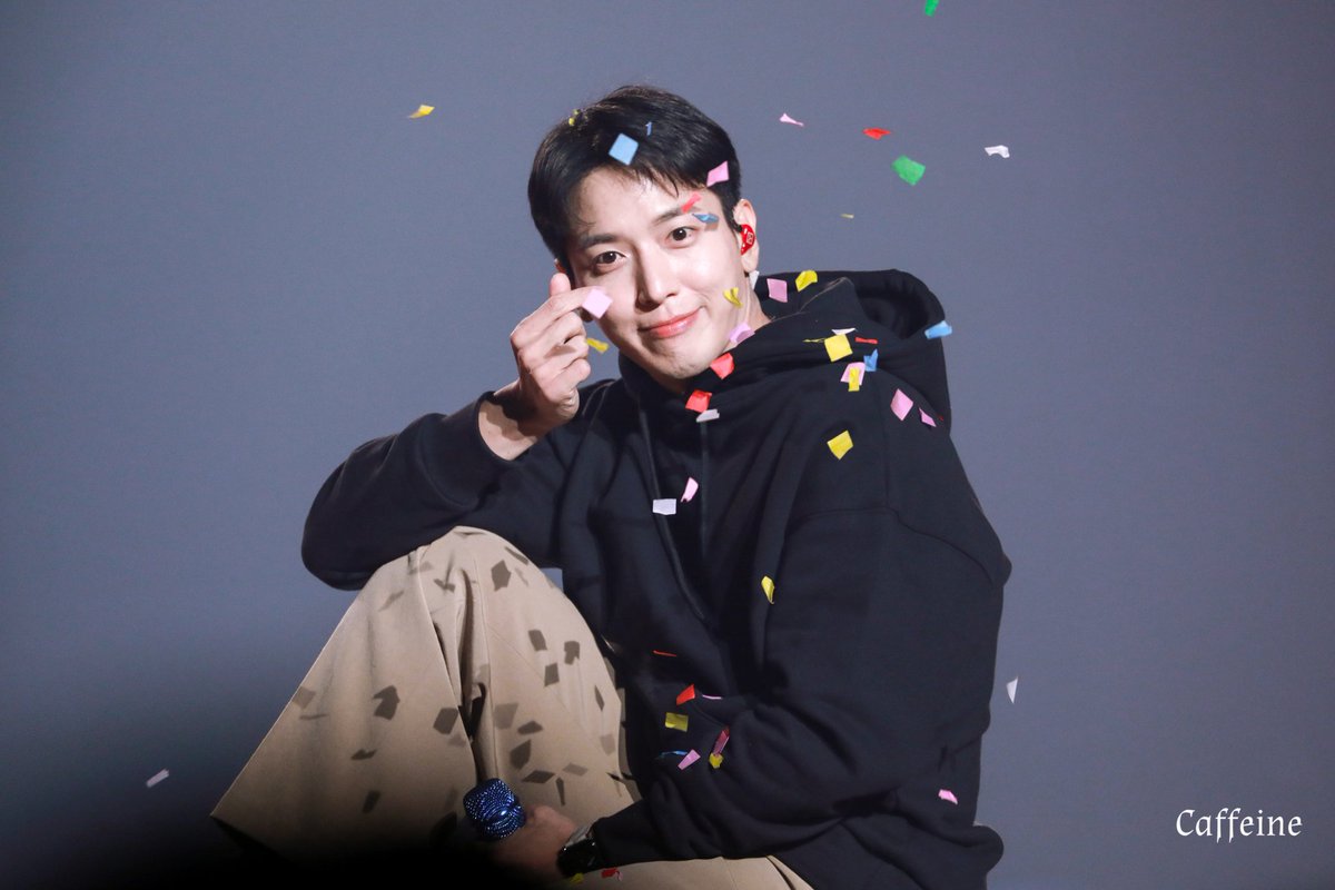 Caffeine0622's tweet photo. 191207 서울콘서트 STILL 622 HD 

왜이렇게 귀여워아아아아앙❤

#JUNGYONGHWA 
#STILL622 
#정용화
@JYHeffect https://t.co/LjyVlvH8jb