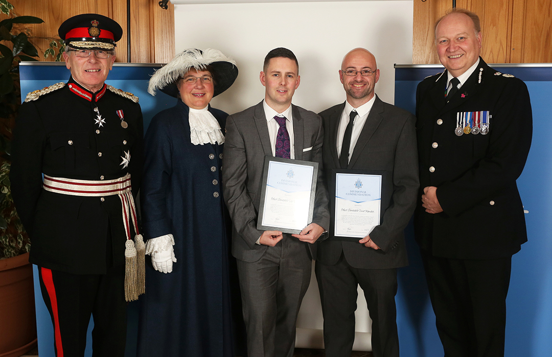 PC Lee Sumner (left centre) and PC Dave Mendes (right centre) praised for their dedication:  sussex.police.uk/news/sussex/ne… #PolicingExcellence