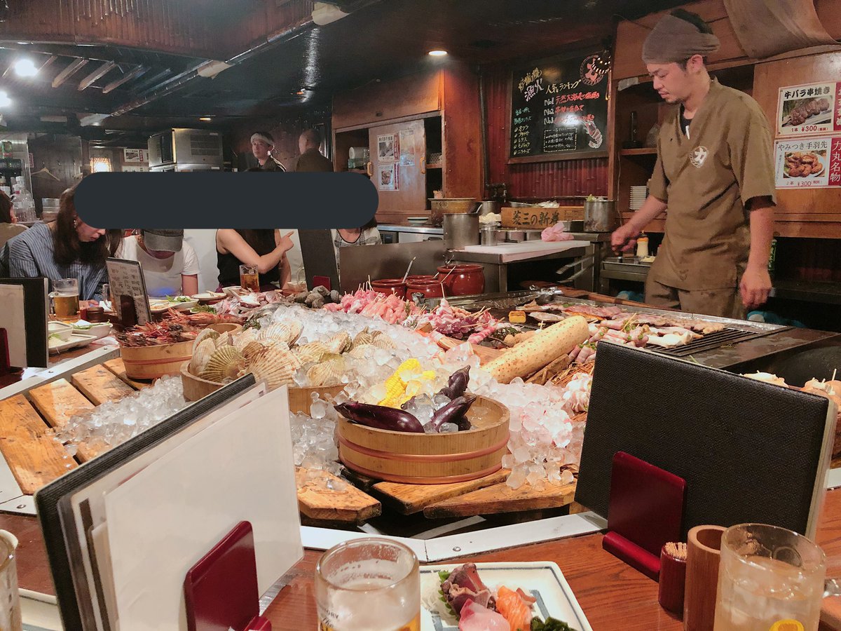 mkmxymc's tweet image. #梅田 の #漁火 は海鮮炉端焼きやさん
半円形のカウンターが面白い
料理の渡し方も特徴的
全品380円！いつも混んでる😳
時々並んで待つことも😔