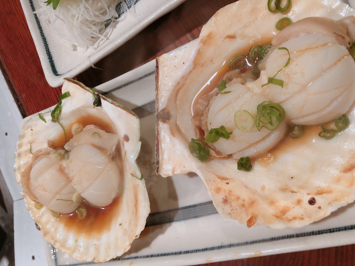 mkmxymc's tweet image. #梅田 の #漁火 は海鮮炉端焼きやさん
半円形のカウンターが面白い
料理の渡し方も特徴的
全品380円！いつも混んでる😳
時々並んで待つことも😔