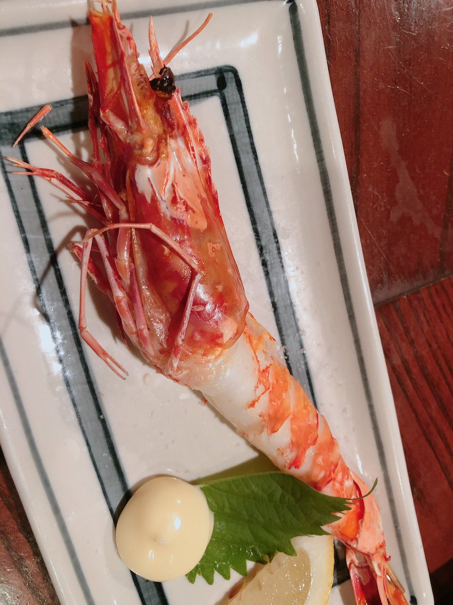 mkmxymc's tweet image. #梅田 の #漁火 は海鮮炉端焼きやさん
半円形のカウンターが面白い
料理の渡し方も特徴的
全品380円！いつも混んでる😳
時々並んで待つことも😔