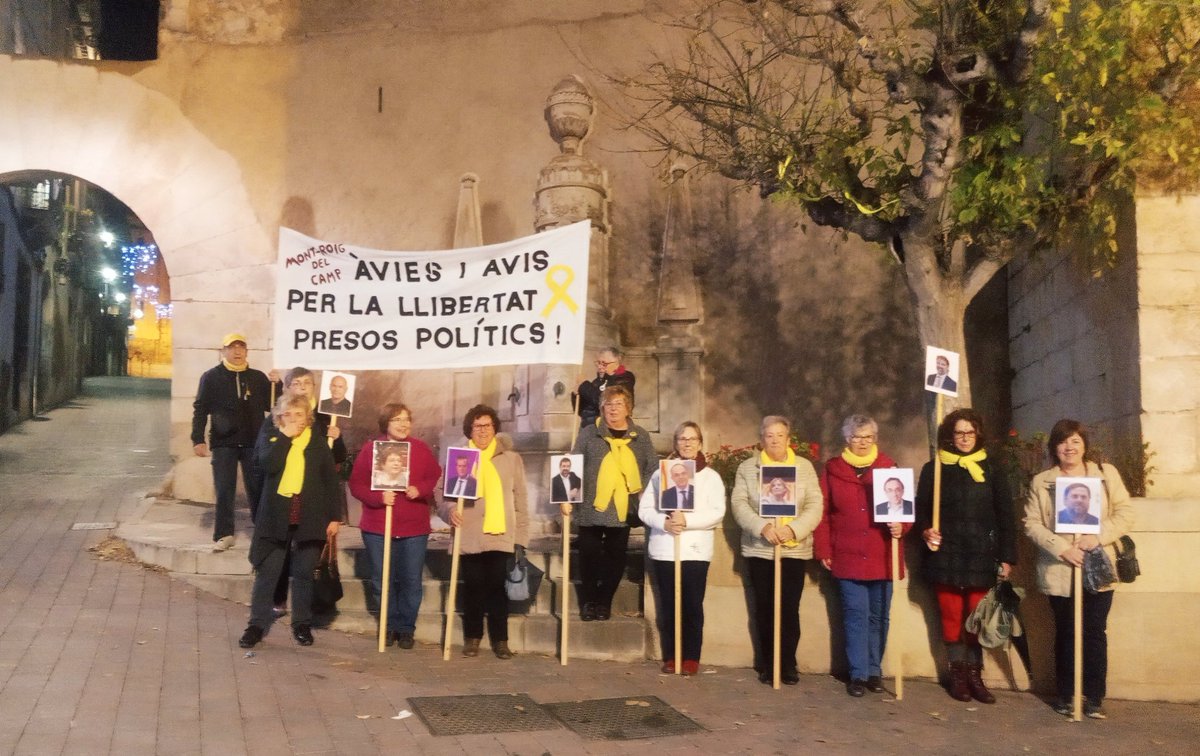 aviesiavisLL's tweet photo. 6 de desembre, 91a setmana sortint a la plaça, res a celebrar, res no ens aturarà fins la seva
#lliertat
#presospoliticsexiliatsiencausats 
@TacaDOliAvis @ANC_Mont_roig https://t.co/QU5feqjLOe