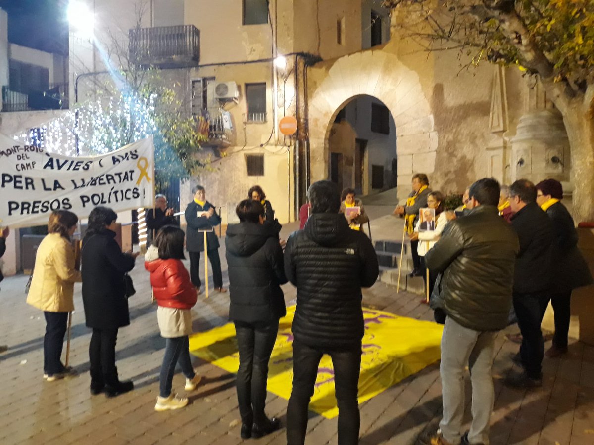 aviesiavisLL's tweet photo. 6 de desembre, 91a setmana sortint a la plaça, res a celebrar, res no ens aturarà fins la seva
#lliertat
#presospoliticsexiliatsiencausats 
@TacaDOliAvis @ANC_Mont_roig https://t.co/QU5feqjLOe