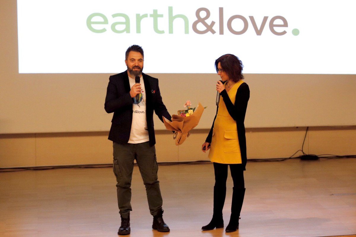 GiuliaBezzi's tweet photo. Qui è quando @WMSaver mi regala dei fiori che mi sono già stati regalati dal pubblico. Un signore!
#Socidaunavita #lavoraredivertendosi #earthandlove https://t.co/otp44g6pjG