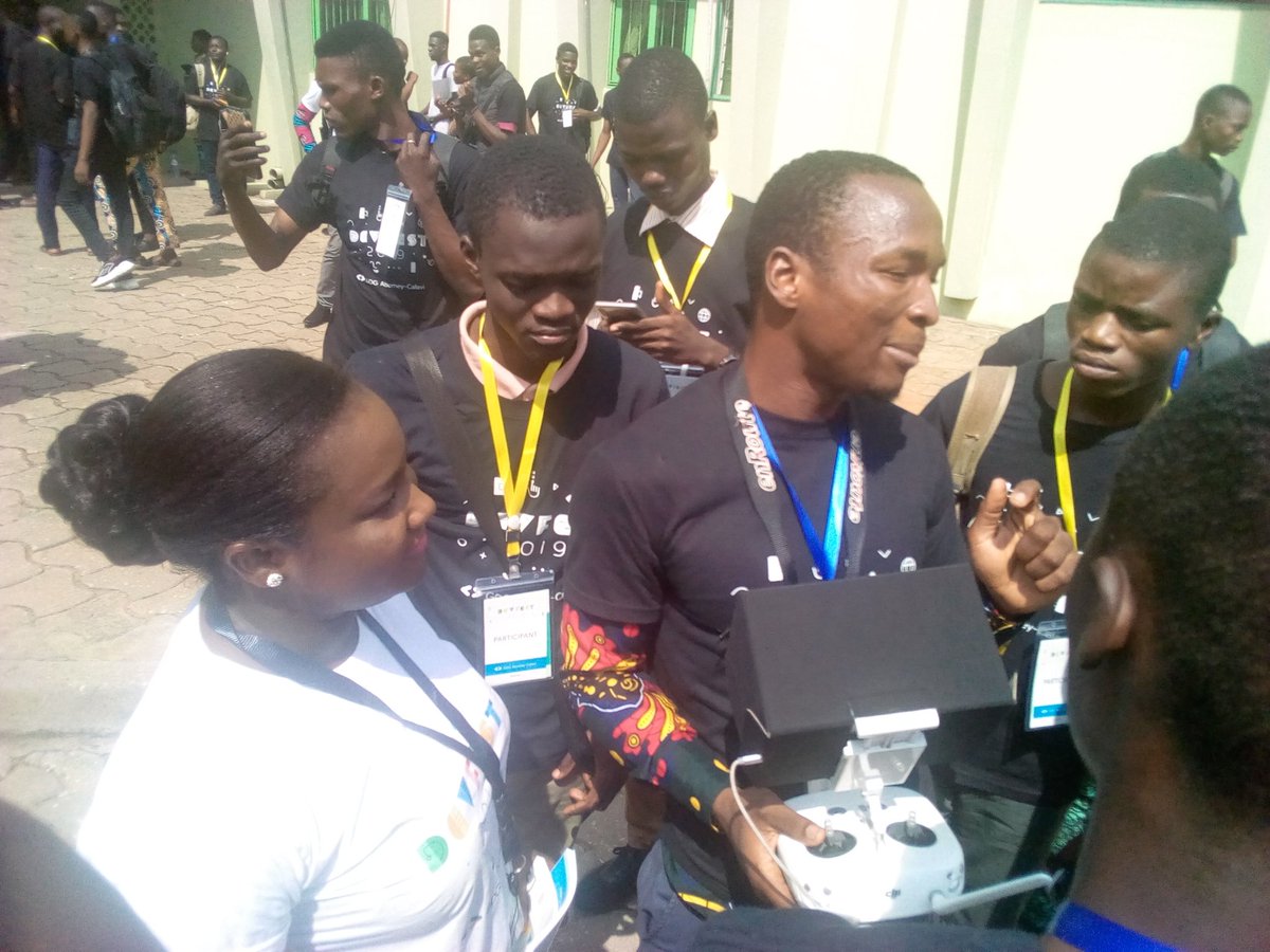 Nombissoujr4's tweet photo. Afric-drone👌
Belle expérience sur le drone.
#DEVFEST #GDG #GDGABOMEYCALAVI #WOMENTECHMAKERS #WTMAC
@GeekOnHeels01
@MicretteT
@zoulbarizi
@okobsamoht https://t.co/ctvatoIE1s