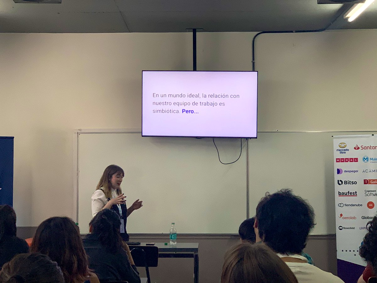 seriesofblurs's tweet photo. La @brbrmrcds a sala llena en el #UXsummit19 https://t.co/46LQPl3x9G