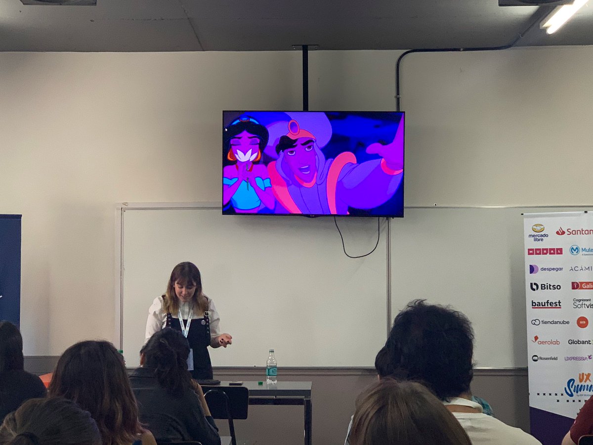 seriesofblurs's tweet photo. La @brbrmrcds a sala llena en el #UXsummit19 https://t.co/46LQPl3x9G