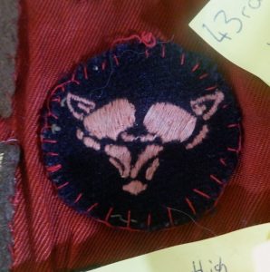 Devils_Porridge's tweet image. Can you help identify these #WWII fabric badges from inside the coat of a Landgirl? devilsporridge.org.uk/mystery-world-…
#objectidentification #mysteryobject #regimentalbadges @I_W_M @NAM_London @NtlMuseumsScot #Landgirl #ATS