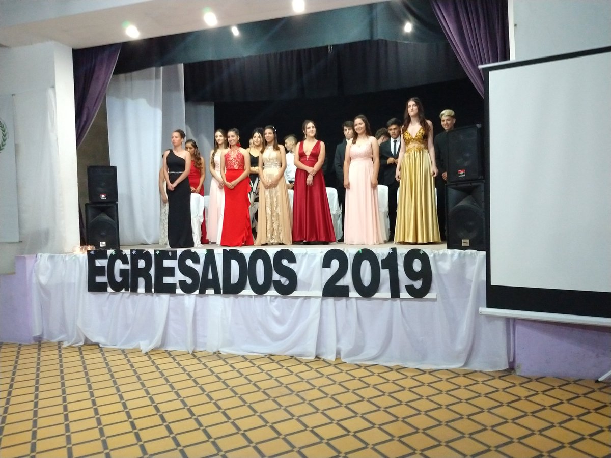 AppellaClaudia's tweet photo. ES N° 11 y EXT. N° 2110 Quiroga. 9 de Julio. Región 15.

Acto de Egresados 2019. TODOS titulados al último día de clases. Titulación efectiva 100 %. Felicitaciones!!!!! Un orgullo para la Comunidad. Somos Secundaria, enseñar para el futuro. 
@gzinny https://t.co/7tT0IiC0Yg