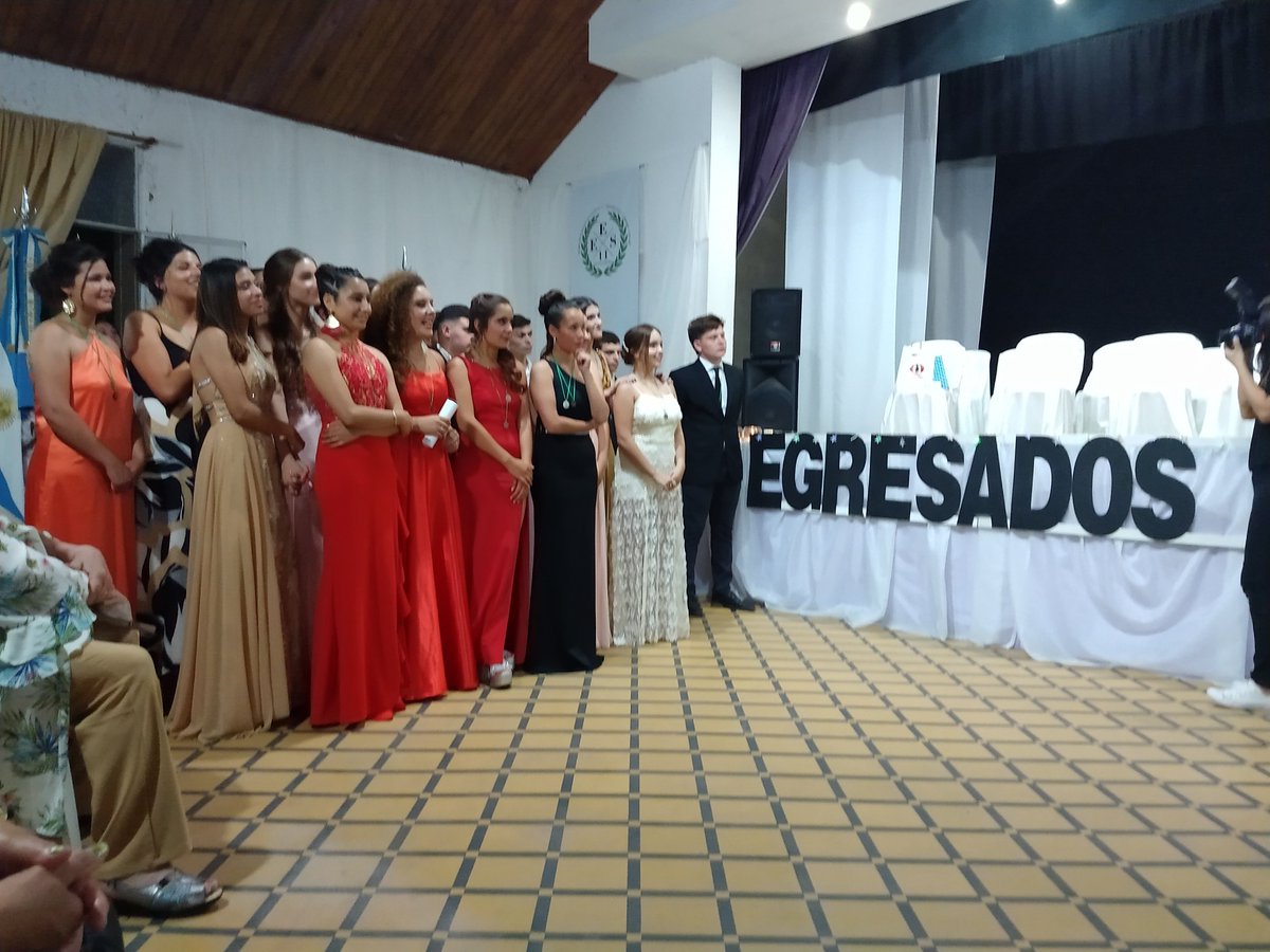 AppellaClaudia's tweet photo. ES N° 11 y EXT. N° 2110 Quiroga. 9 de Julio. Región 15.

Acto de Egresados 2019. TODOS titulados al último día de clases. Titulación efectiva 100 %. Felicitaciones!!!!! Un orgullo para la Comunidad. Somos Secundaria, enseñar para el futuro. 
@gzinny https://t.co/7tT0IiC0Yg