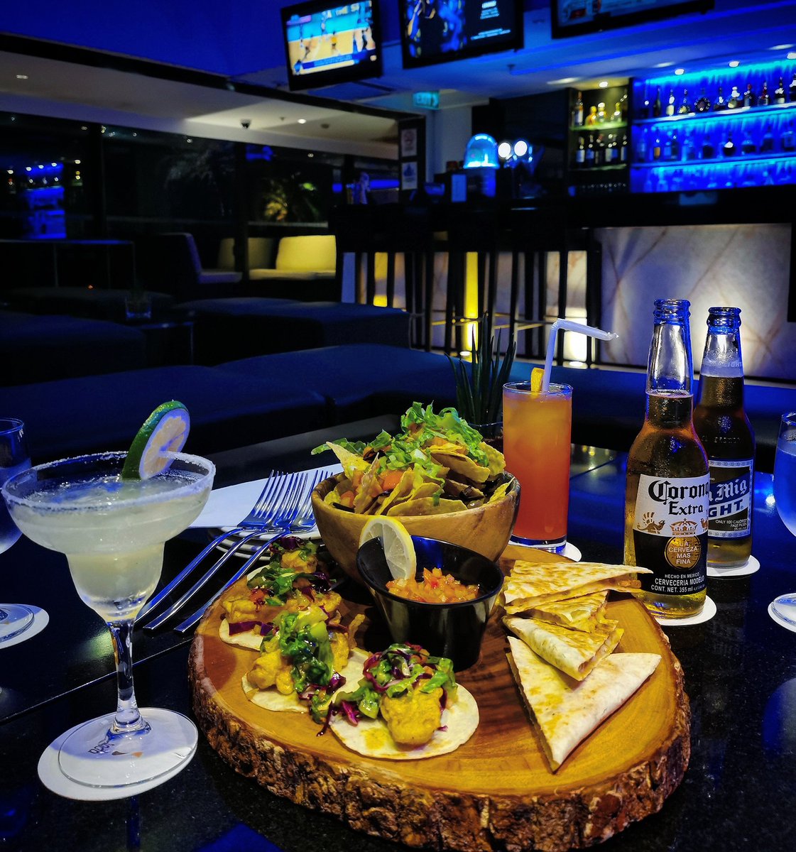 estoymarkangelo's tweet photo. Christmas party season begins 🎄🎉🍻🌲🎁🎊
#food #foodphotography #smashingnosh #foodph #foodporn #foodies #drinks #DrinkResponsibly #alcohol #chrismas #christmasparty #globalcity #bgc #bonifacioglobalcity https://t.co/hWO3M9WzrO