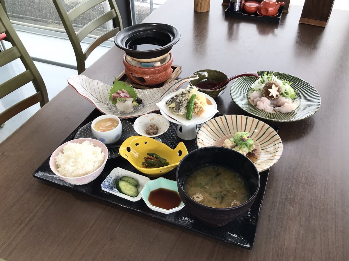 Float Shonai フロート庄内 加茂水族館内のレストラン 魚匠ダイニング 沖海月 でランチ 写真は 鱧定食 加茂 と ふぐ定食 天福 各3500円 昼から贅沢気分 幸せだなー 鱧もふぐも もっとリーズナブルな定食もありました Float Shonai フロート庄内 加茂水族館内のレストラン 魚匠ダイニング 沖海月 でランチ 写真は 鱧定食 加茂 と ふぐ定食 天福 各3500円 昼から贅沢気分 幸せだなー 鱧もふぐも もっとリーズナブルな定食もありました