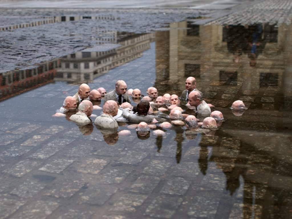 CohousingS's tweet photo. 🎯 Escultura de Isaac Cordall, artista gallego, en Berlín, titulada: "Políticos discutiendo sobre el cambio climático" #COP25 ⚠️🆘️ https://t.co/WqUHylLb4O