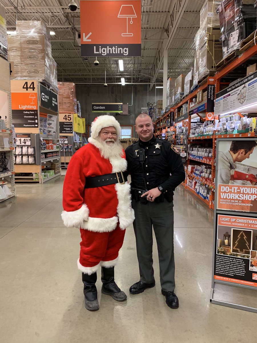 THDKarla3838's tweet photo. Visitors today from the North Pole🎄🎅🤶⁦@GregDecarlo⁩ ⁦@EVornheder⁩ ⁦@dana_zinz⁩ https://t.co/vJ94NZxuo0