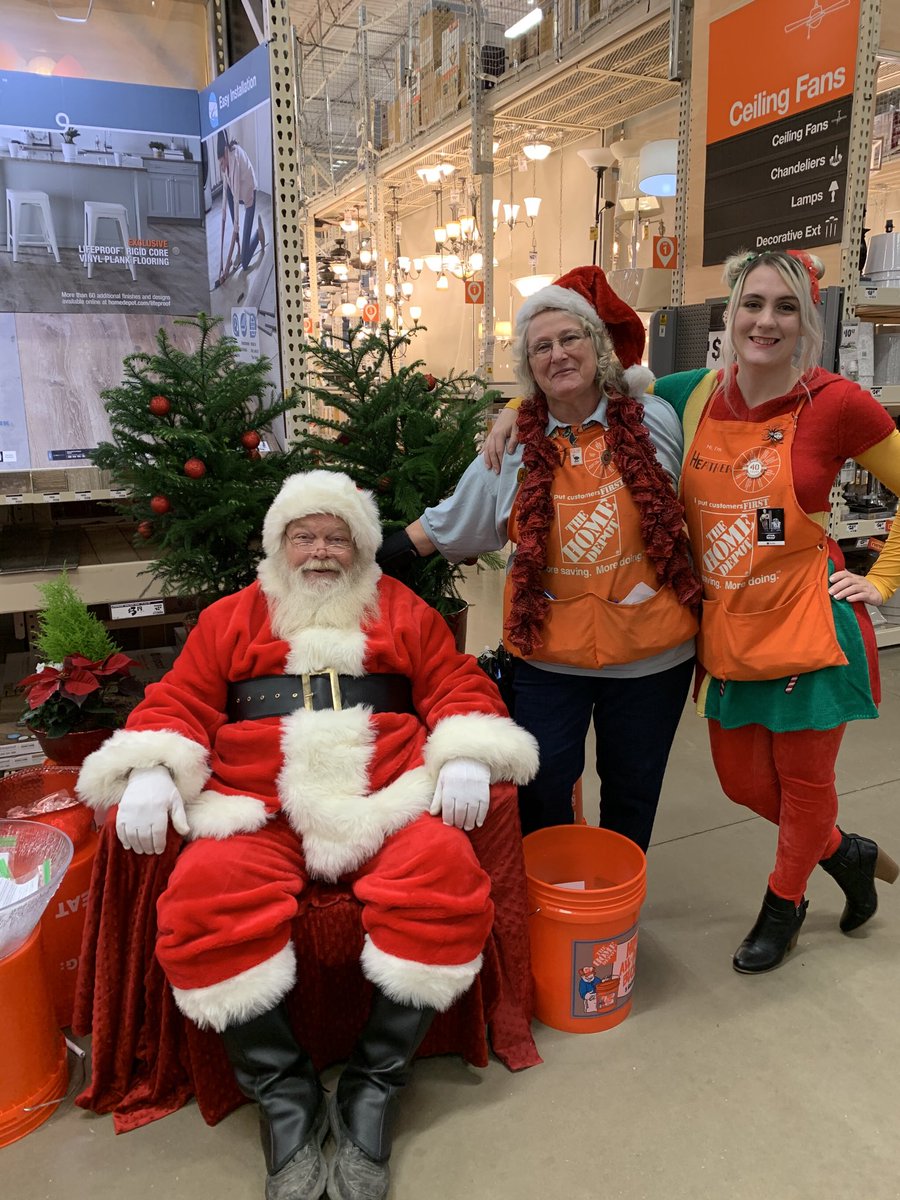 THDKarla3838's tweet photo. Visitors today from the North Pole🎄🎅🤶⁦@GregDecarlo⁩ ⁦@EVornheder⁩ ⁦@dana_zinz⁩ https://t.co/vJ94NZxuo0