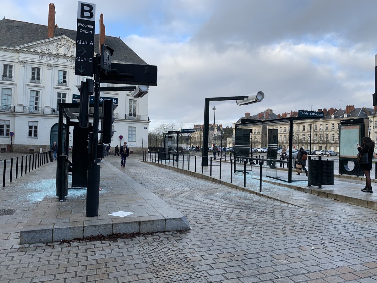 FdeRugy's tweet photo. À #Nantes comme dans tant de villes de France, tous les samedis depuis un an, des manifestants cassent et des casseurs manifestent #raslebol https://t.co/Tf1LXiDYIO