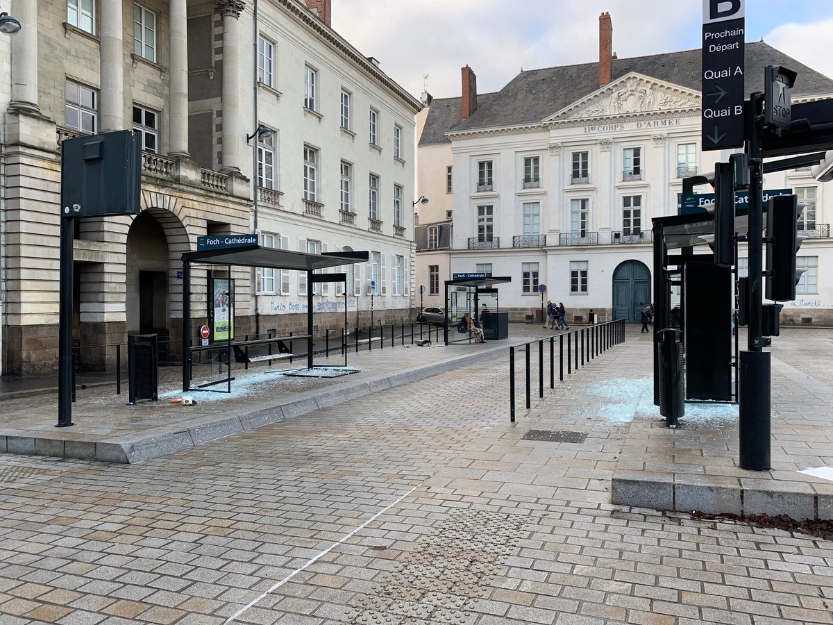 FdeRugy's tweet photo. À #Nantes comme dans tant de villes de France, tous les samedis depuis un an, des manifestants cassent et des casseurs manifestent #raslebol https://t.co/Tf1LXiDYIO