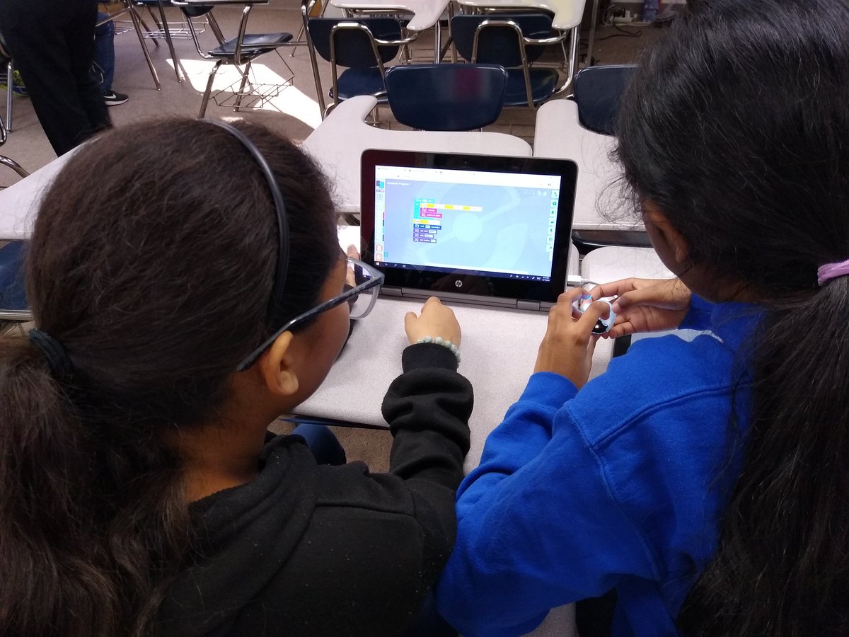 literacytechie's tweet photo. Students learning coding at FBISD Scratch Day with @Ozobot #fbisdlearns @FBISDSTEM https://t.co/Vx9WfvptJb