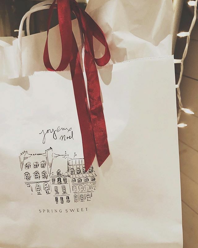 _SpringSweet's tweet image. ✨ Feeling festive ✨⁣
⁣
Loving our new Holiday shopping bags that our creative director @karriwhitney created for the store. Joyeux Noel! ift.tt/2sWHYab