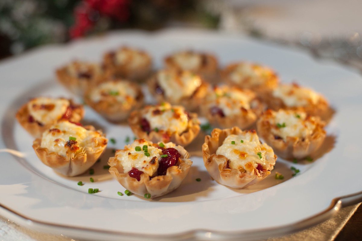 Bstv Entertainment On Twitter Merry Christmas From Trishayearwood It S Time To Enjoy A Holiday Feast From Trishaskitchen That Includes Glazed Ham Sliders Toasted Gruyere And Cranberry Cups And For Santa Milk And It looks so good that i really want to make it soon. twitter