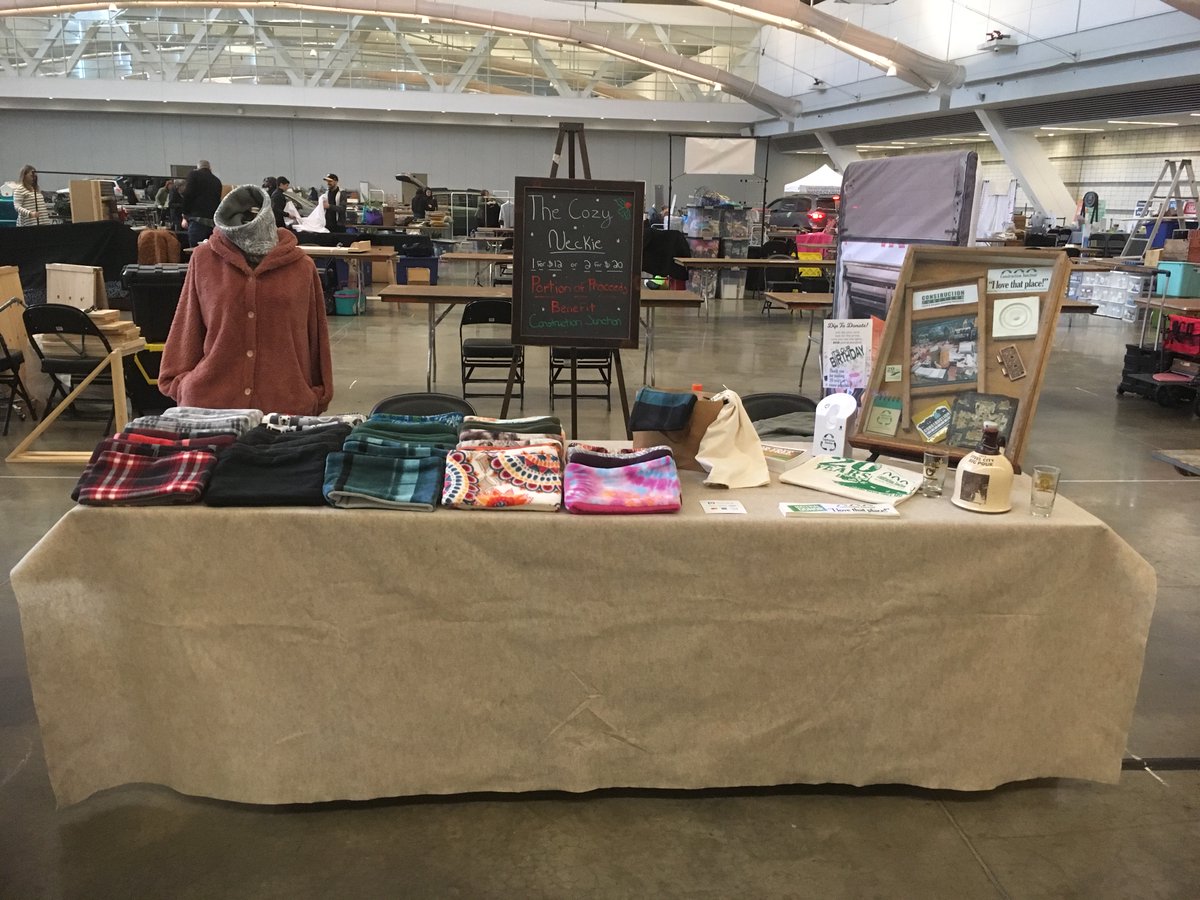 CJreuse's tweet photo. We are all set up and ready for your beautiful faces today @HandmadeArcade. See you at 11!
#cjreuse #DeconTheHalls #20YearsOfLessWaste #HandmadeArcade https://t.co/FvypBkM4rw