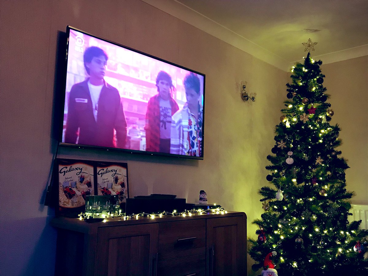 jillmoir79's tweet image. Nothing says Christmas quite like vampires #thecoreys #youbettergetyourselfagarlictshirtbuddy