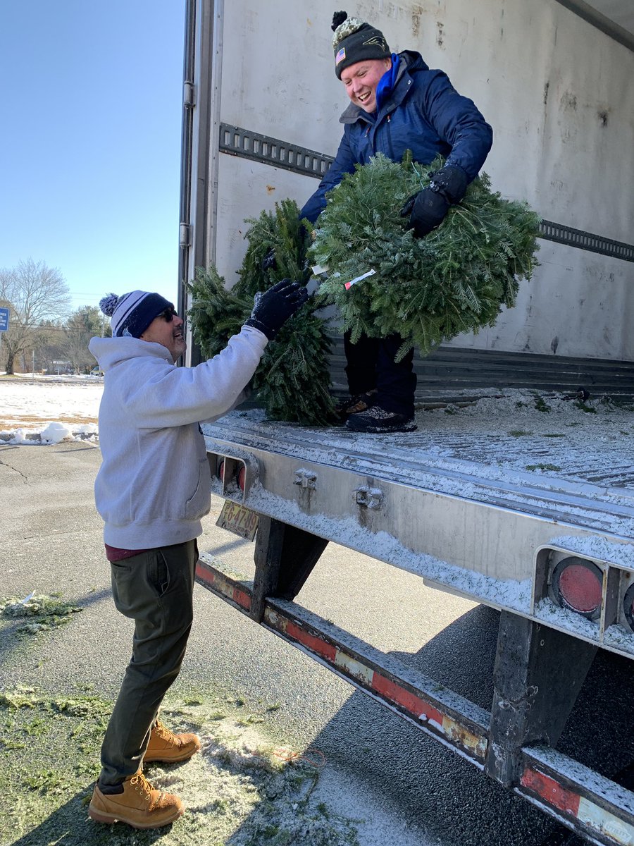 MsBhmsP's tweet photo. The wreath pick up window is now open! These guys worked hard! I got the easy job counting the bundles! Thanks to @DrWhalen3 for coming to help! #teamworkmakesthedreamwork @HurleyMiddle https://t.co/xEBdtzbIrY