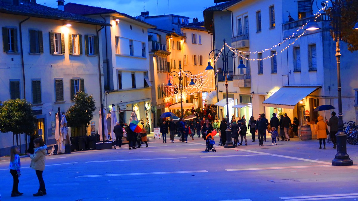 around_365's tweet photo. Walking Through The Streets Of Italy in December 🇮🇹 🎅 🎁 🎄 Check out the video! 🎥 https://t.co/w0dgiYPMzw  #Italia #tuscany  #Christmas2019 #Christmas #arezzo #piazzagrande #DecemberNights2019 #December #December7 #Travel #travelling #travelers #vlog #christmaslights #tourism https://t.co/RaGYGjW8mo