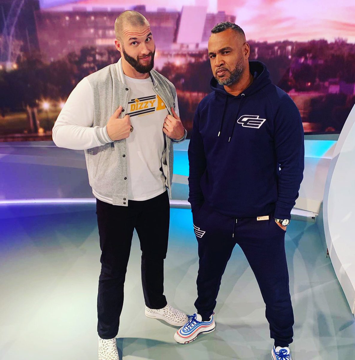 EsumePatrick's tweet photo. 🖤🔨OUTFIT: „Always Fresh“🖤🔨
Dizzy 🥴🐝 und ich bei der Arbeit 🎧
Um 17:45 geht‘s los 🎟 Auf @ProSiebenMAXX #rancollege @coachesumeshop #dizzybshirt #cegear #cespecial #CEsuit #fresh #rannflsüchtig🏈 #rannfl @BjoernWerner @ProSieben https://t.co/7FyX2Jpz6X