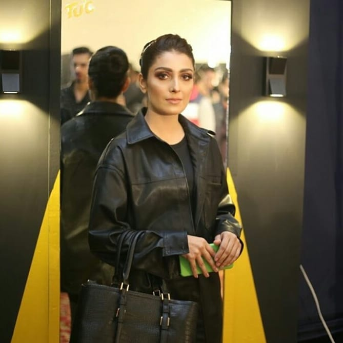ShowbizAndNewz's tweet image. #AyezaKhan recently spotted at the backstage of #BCW19 ✨💛  @Ayezakhan_ak