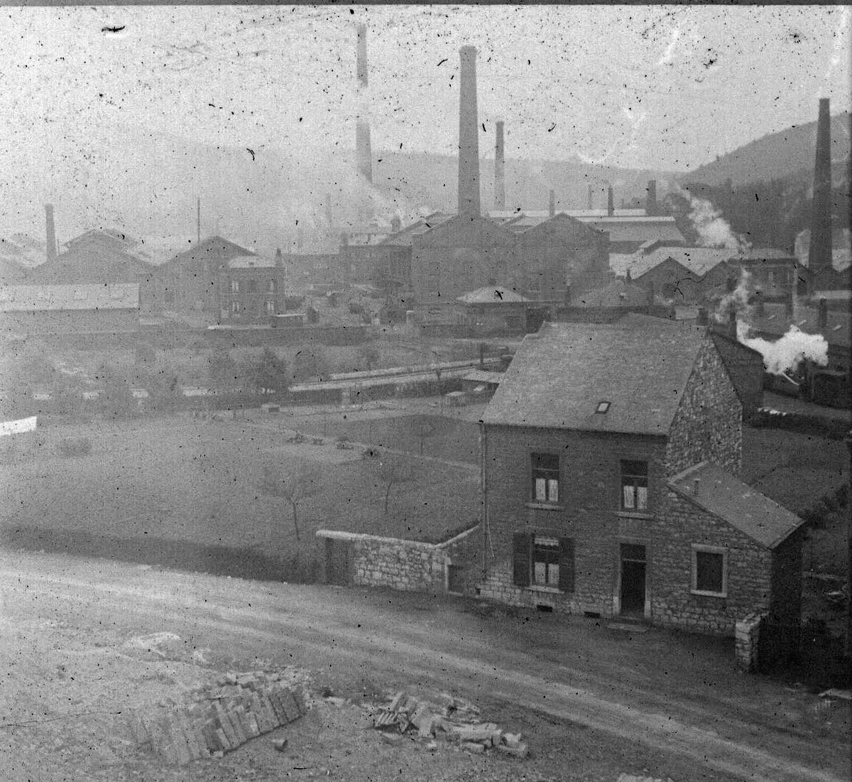 germainebertin's tweet photo. #Photomystère Voici une nouvelle photo-mystère à identifier : des usines, beaucoup de cheminées...
L'album dont elle est issu se nomme sobrement "Ardennes" et dans le lot, on a pu identifier une photo prise à Givet. Bonne chance ! https://t.co/VjNd3TfTdF