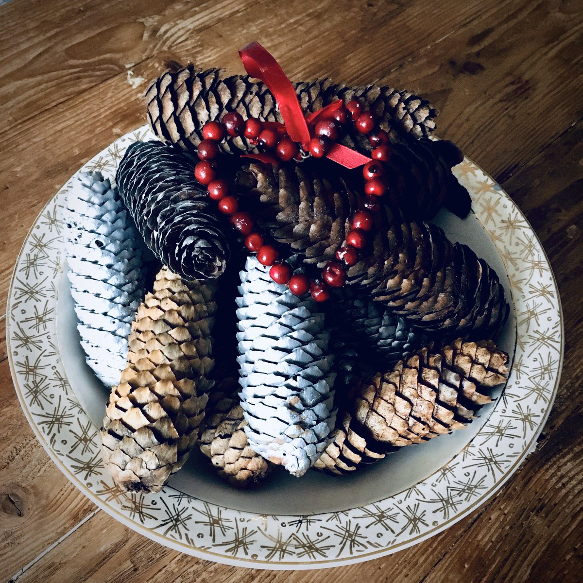 Ricthevic's tweet photo. There might be a load of consumerism around Christmas, but it does offer the chance to spend quality creative time together. 

Plants from the Common + Wire Coat hanger = wreath.  

#homecrafting #gathering #baking https://t.co/DyV6FU46ek