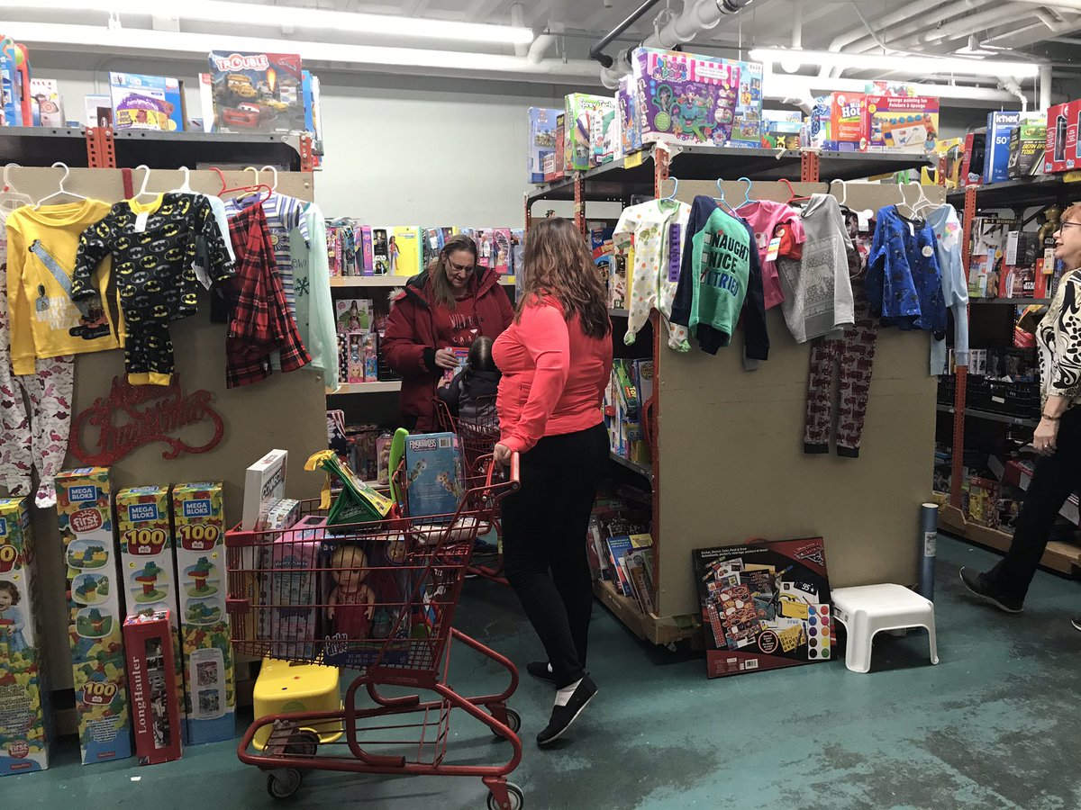 jeffthomas2014's tweet photo. #Rotary #meridian Rotary Club helping out at Community Care Toy Store https://t.co/JuvzorpJTO
