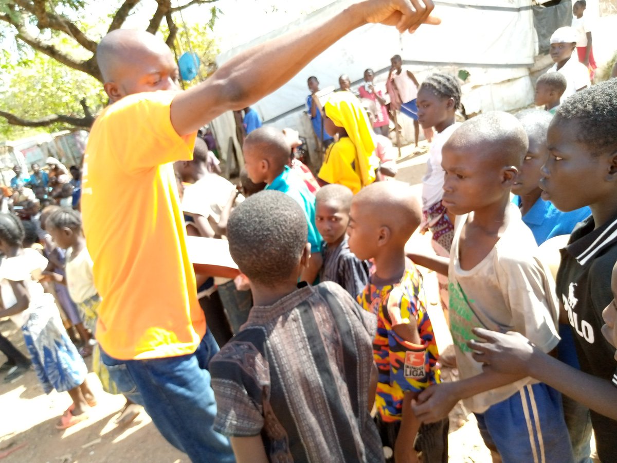 helpaliveNGO's tweet photo. Giving to the less privilege at the Internally Displaced Persons (IDP) Camp at New Kuchingoro FCT, Abuja.
Clothing drive was a success.

#helpalivengo #clothingdrive #MCIMUN #charity #AbujaTwitterCommunity #RuizJoshua2 https://t.co/lwd6bTxBD7