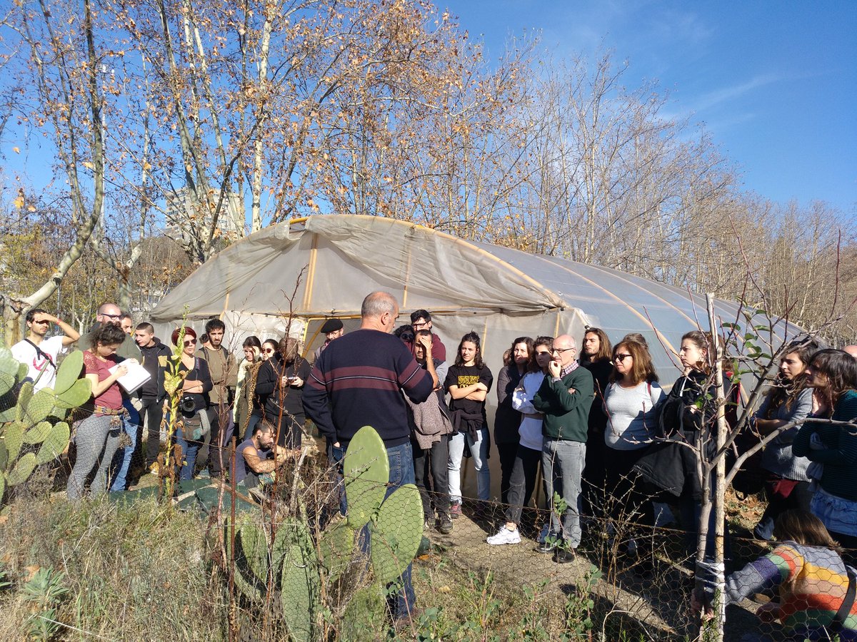 Mucho interés está mañana en el taller del #MetodoBiointensivo de cultivo de alimentos organizado por <a href="/HuertAulaUCM/">Cantarranas UCM</a> y <a href="/AmigosTierraEsp/">Amigas de la Tierra</a> dentro de la #CumbreSocialClima 𝗦𝗼𝗯𝗲𝗿𝗮𝗻í𝗮 𝗔𝗹𝗶𝗺𝗲𝗻𝘁𝗮𝗿𝗶𝗮, 𝗥𝗲𝗴𝗲𝗻𝗲𝗿𝗮𝗰𝗶ó𝗻 𝗱𝗲 𝘀𝘂𝗲𝗹𝗼 #sostenibilidad